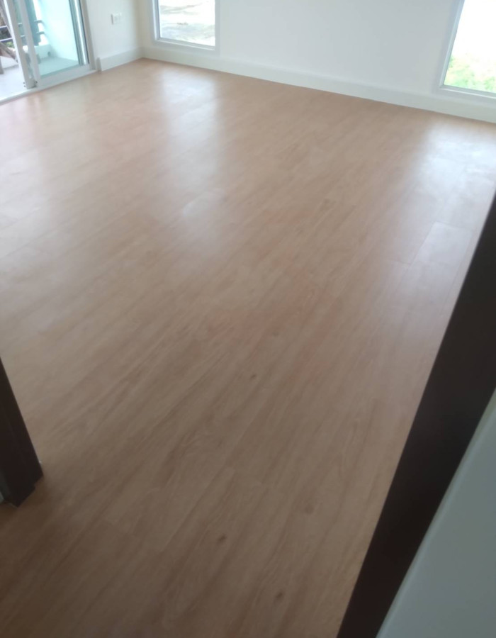 LAMINATE FLOOR