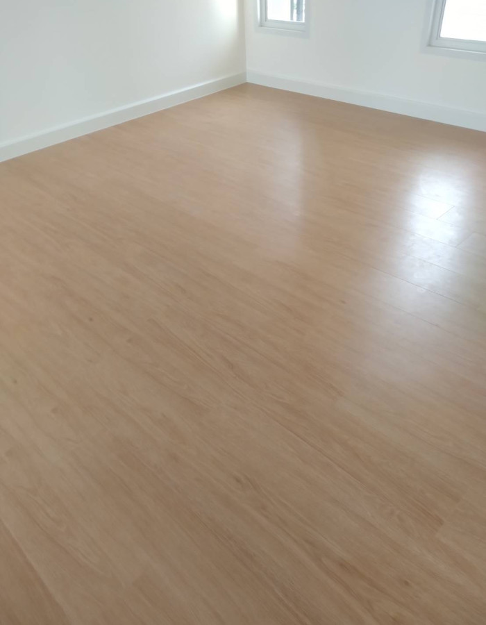 LAMINATE FLOOR