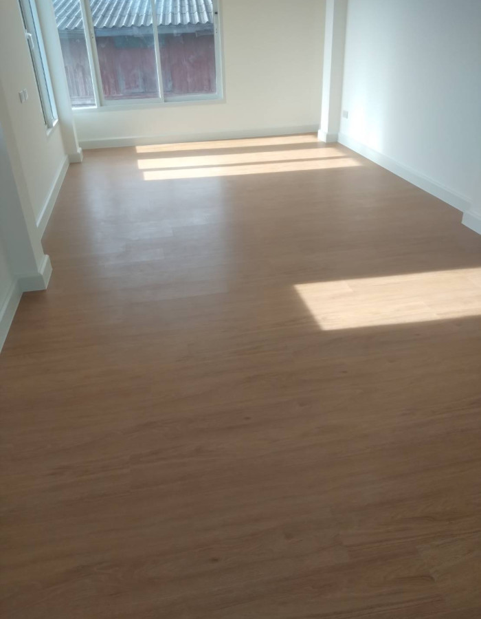 LAMINATE FLOOR